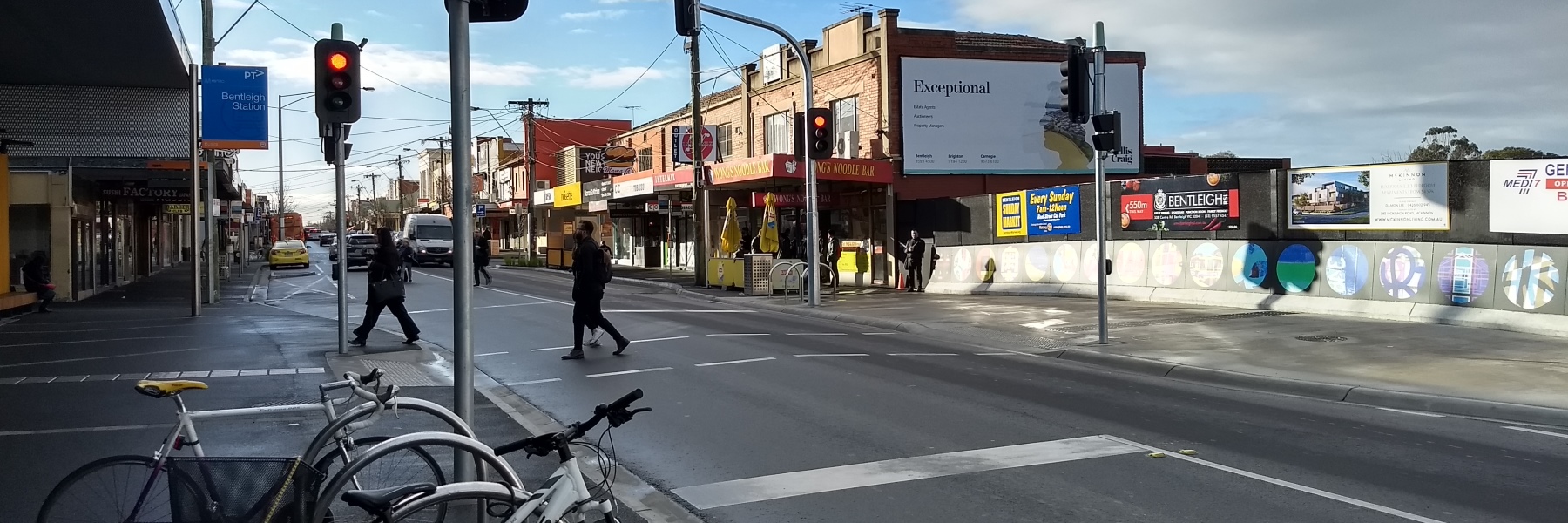 Pedestrian crossing at Bentleigh station
