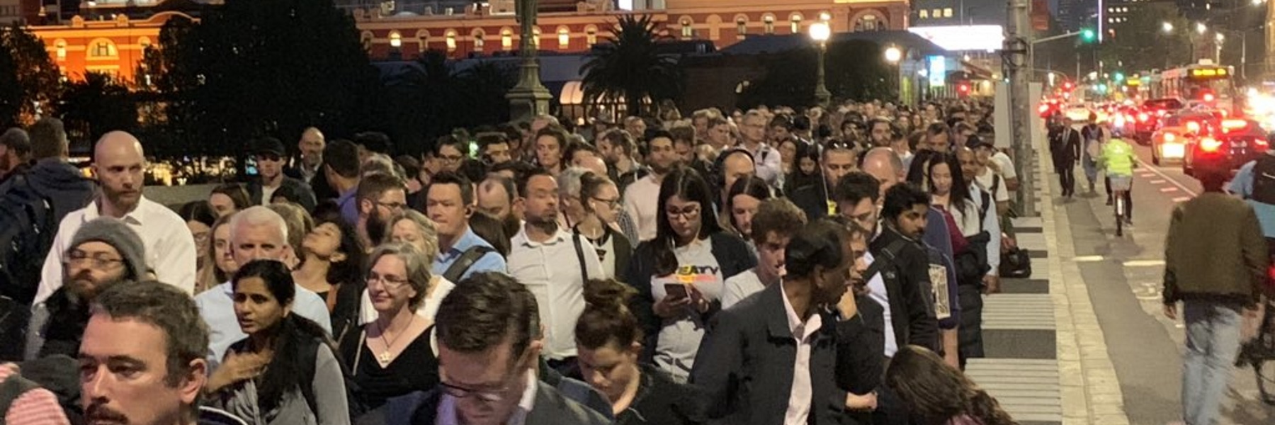 Queue of people on Princes Bridge (Source: James Oaten, ABC)
