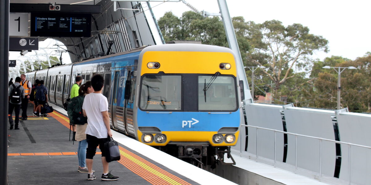 Train arriving Noble Park